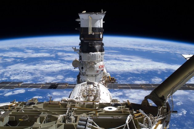 Poisk po przycumowaniu do ISS. Widoczna część napędowa, która po spełnieniu swojej roli została odłączona. (fot. NASA STS-129) 